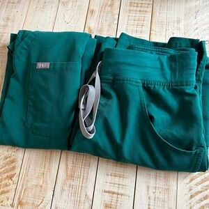 Limited edition Kade Cargo Scrub Pants XS/P & Catarina One Pocket Scrub Top XS